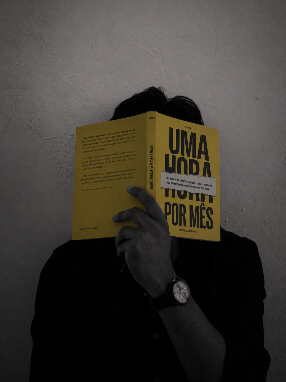 Felipe Benfenatti segurando o livro